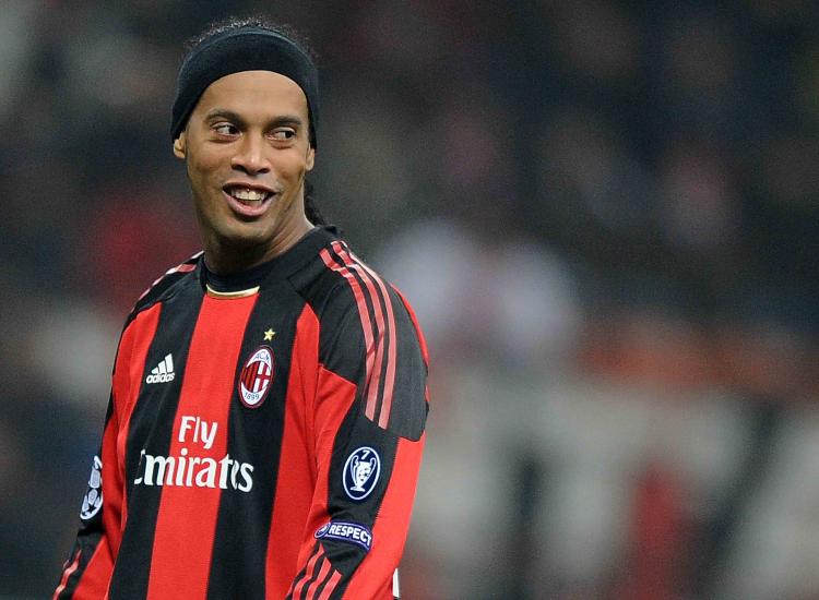 Ronaldinho con la maglia del Milan - fonte Lapresse - mondosportivo.it