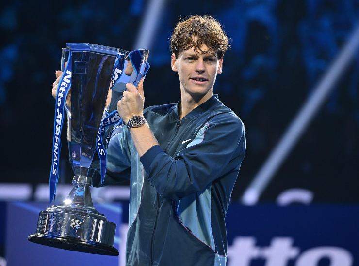 Sinner con la coppa delle Atp Finals di Torino - fonte Ansa Foto - mondosportivo.it