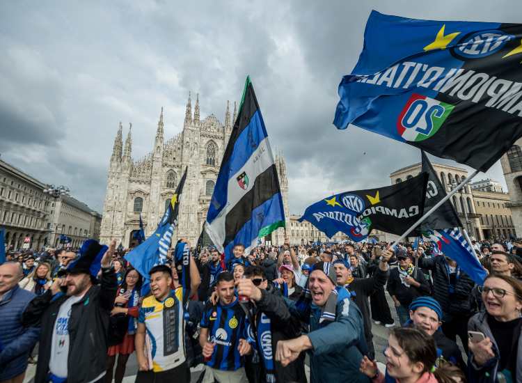 Alcuni tifosi interisti - fonte Lapresse - mondosportivo.it