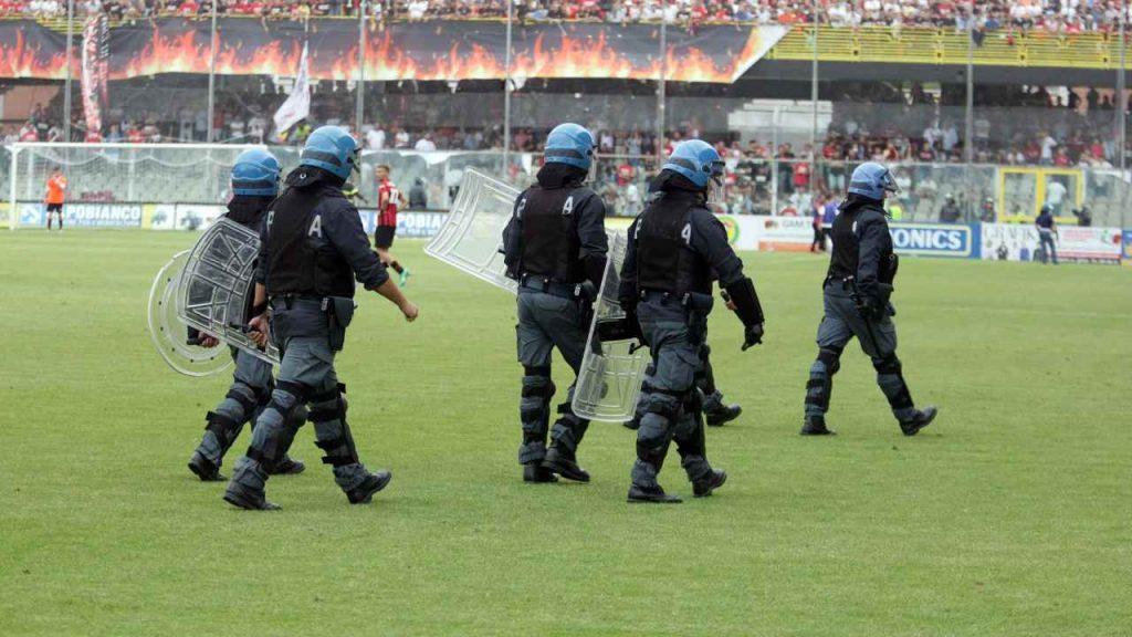 Scontri allo stadio - fonte Lapresse - mondosportivo.it