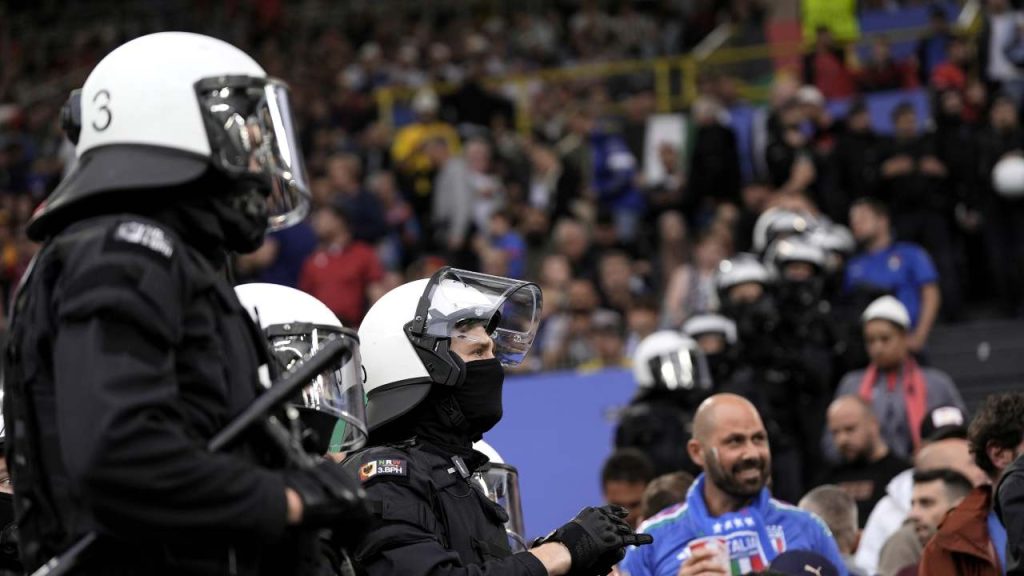 Polizia armata in campo - fonte Lapresse - mondosportivo.it